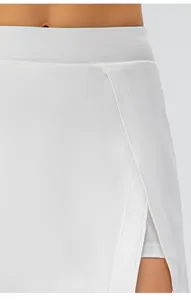 Detail van witte sportbroekrok met hoge taille, overlappende split en binnenbroekje