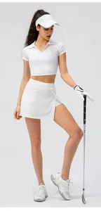 Detail van witte tennisrok met binnenbroekje en nauwsluitend wit poloshirt set