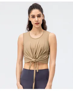 Détail frontal d'un crop top de sport pour femme avec nœud de serrage en kaki