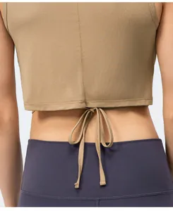 Vue détaillée du tissu côtelé et du cordon de serrage au dos de ce débardeur de sport