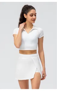 Detailansicht von weißem Polo-Crop-Top und asymmetrischem Tennisrock Set für Damen