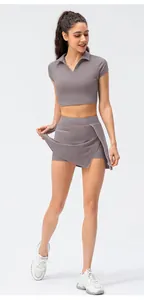 Detail van sport-skort met zijsplit en ingebouwde binnenbroek voor fitness en yoga