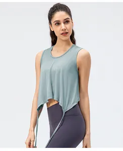 Détail du débardeur de yoga gris-bleu avec fente latérale et bretelles décoratives