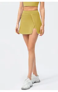 Detail van mosterdgele sport-skort met overslagdesign en witte bies voor tennis