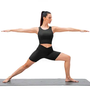 Completo yoga nero a costine da donna con pantaloncini a incrocio e canotta sportiva