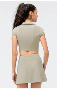 Rückansicht eines khakifarbenen Damen Tennis-Sets mit Crop Top und Rock in A-Linie