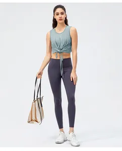 Détail du haut de sport sans manches bleu-gris avec cordon de serrage et legging de yoga