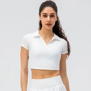 Top corto tipo polo deportivo blanco para mujer ideal para yoga y fitness con cuello en V