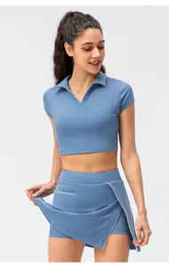 Detail eines graublauen Yoga-Sets mit kurzem POLO-Oberteil und Tennisrock mit weißem Rand