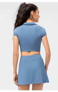 Rückansicht eines Damen-Yoga-Sets mit Polo-Crop-Top und passendem Tennisrock