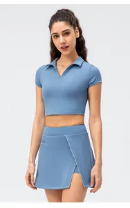 Damen-Tennis-Set in Hellblau mit Polo-Crop-Top und plissiertem Sportrock für Fitness