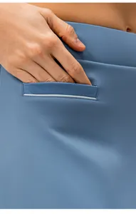 Detail der blauen Tennisrock-Tasche mit weißem Rand und elastischer Funktionsfaser