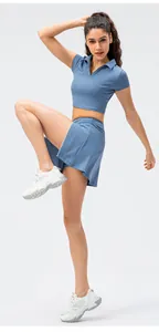 Details des blauen Yoga-Sets mit Polo-Crop-Top und sportlichem Tennisrock für Damen