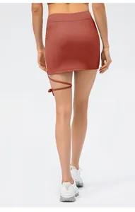 Detail des rostroten Sportrocks mit Rippenstruktur und Beinschnürung für Damen