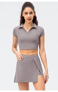 Detail von fliederfarbenem Crop-Top und Tennisrock mit weißer Paspelierung