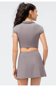 Rückansicht des mauvefarbenen Polo-Crop-Tops und des passenden Tennisrocks mit hoher Taille
