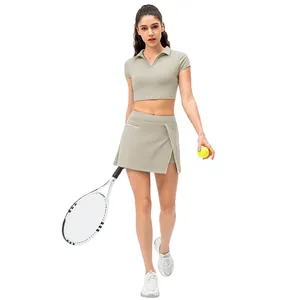 Beige tennisset voor dames met korte poloshirt en sportrokje met zijsplit