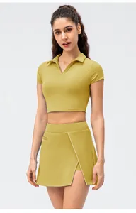 Detail von senfgelbem Polo-Crop-Top und passendem Crossover-Tennisrock-Anzug