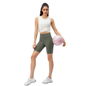 Ensemble de sport femme avec haut court blanc sans manches et short de yoga olive