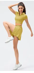 Detailsicht des ingwergelben Tennisrock-Sets mit Polo-Crop-Top für Yoga und Sport