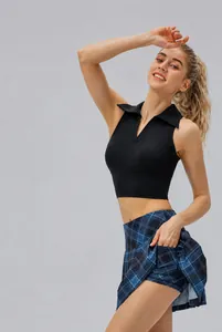 Detalle de chaleco deportivo entallado con cuello en V y falda a cuadros azules