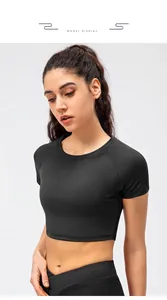 Λεπτομέρεια από μαύρο γιόγκα crop top και ψηλόμεσο κολάν για fitness και τρέξιμο
