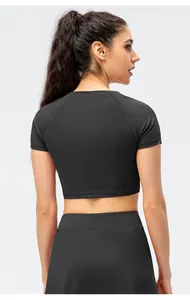 Πίσω όψη του μαύρου ελαστικού yoga crop top και της αντίστοιχης μίνι αθλητικής φούστας
