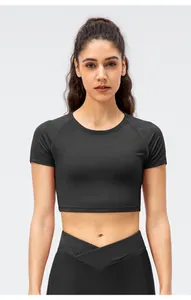Λεπτομέρεια μαύρου yoga crop top με ρεγκλάν μανίκια και κολάν με ψηλή μέση και V-σταυρό