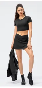 Λεπτομέρεια από μαύρο γιόγκα crop top υψηλής ελαστικότητας με αθλητική φούστα μέσης V