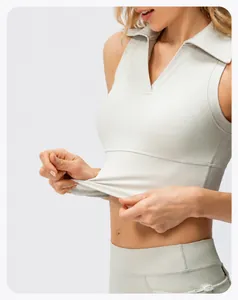 Detalle de la alta elasticidad y textura acanalada de este top de yoga color beige