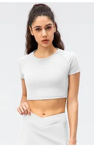 Λεπτομέρεια από λευκό αθλητικό crop top και φούστα τένις με χιαστί μέση από ελαστικό ύφασμα