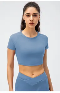 Κοντινό πλάνο γαλάζιου αθλητικού crop top με ραφές χωρίς ραφή και στρογγυλή λαιμόκοψη