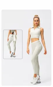 Detalle de top corto de yoga con cuello y leggings de cintura alta con bolsillo lateral