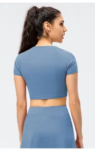 Λεπτομερής πίσω όψη ενός στενού yoga crop top από μπλε-γκρι ελαστικό αθλητικό ύφασμα