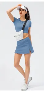Λεπτομερής όψη γαλάζιου ελαστικού yoga crop top και αθλητικής φούστας με σκίσιμο
