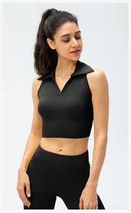Detail van zwarte polo yoga top en high-waist legging met handig zijvak voor de telefoon