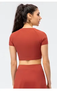Λεπτομέρεια από ελαστικό σετ crop top και φούστα σε κεραμιδί χρώμα που δείχνει την εφαρμογή