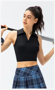 Detail van zwarte sportieve crop top met polokraag van elastische functionele stof