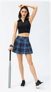 Crop polo top en geplooide geruite rok voor een sportieve en preppy uitstraling