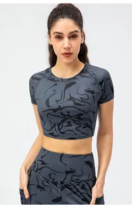 Μπροστινή όψη γκρι γιόγκα crop top με μαύρο αφηρημένο σχέδιο και στενή εφαρμογή