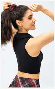 Detailweergave van de zwarte slim-fit yoga tanktop met een elegant kraagontwerp