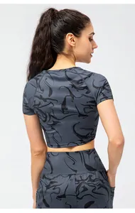 Λεπτομέρεια γκρι αθλητικού crop top και κολάν με ψηλή μέση και μαύρο ρευστό σχέδιο