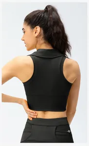 Detail van zwarte racerback yoga top met opstaande kraag en fijne stikseldetails
