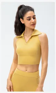 Detail van geel yoga vest met V-hals kraag en hoge elasticiteit stoftextuur