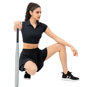 Ensemble sport femme avec haut polo noir et jupe de tennis à taille haute fluide