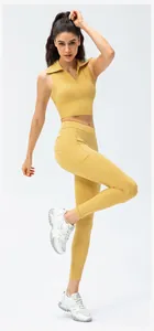Detail van de mosterdgele top met polokraag en yoga-leggings met handige zijzakken