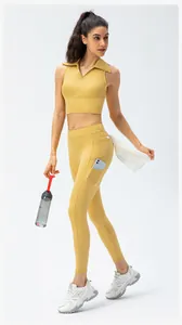 Detail van de yoga legging met hoge taille en een zak aan de zijkant voor een smartphone