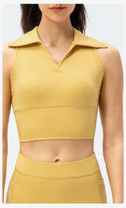 Detail van een felgele mouwloze polo crop top met V-hals en gestructureerde stiksels
