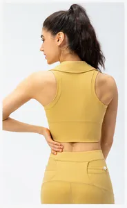 Achteraanzicht van gele yoga top met kraag en sportlegging met hoge taille