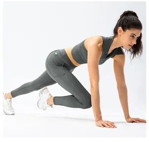 Detail van donkergrijze yoga-top met kraag en legging met handige zijzak voor fitness